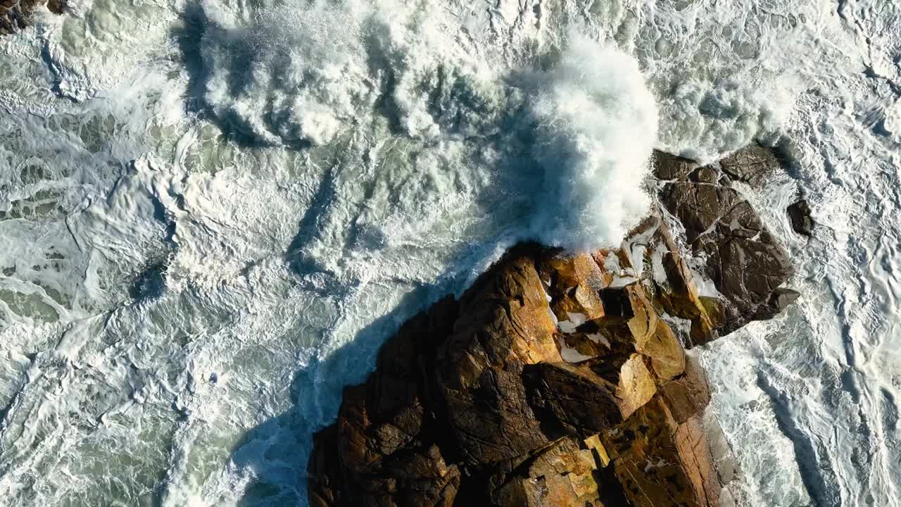 夏天，白色的泡沫海浪溅在岩石上，卡巴洛，A Coruña，西班牙-空中俯瞰视频素材