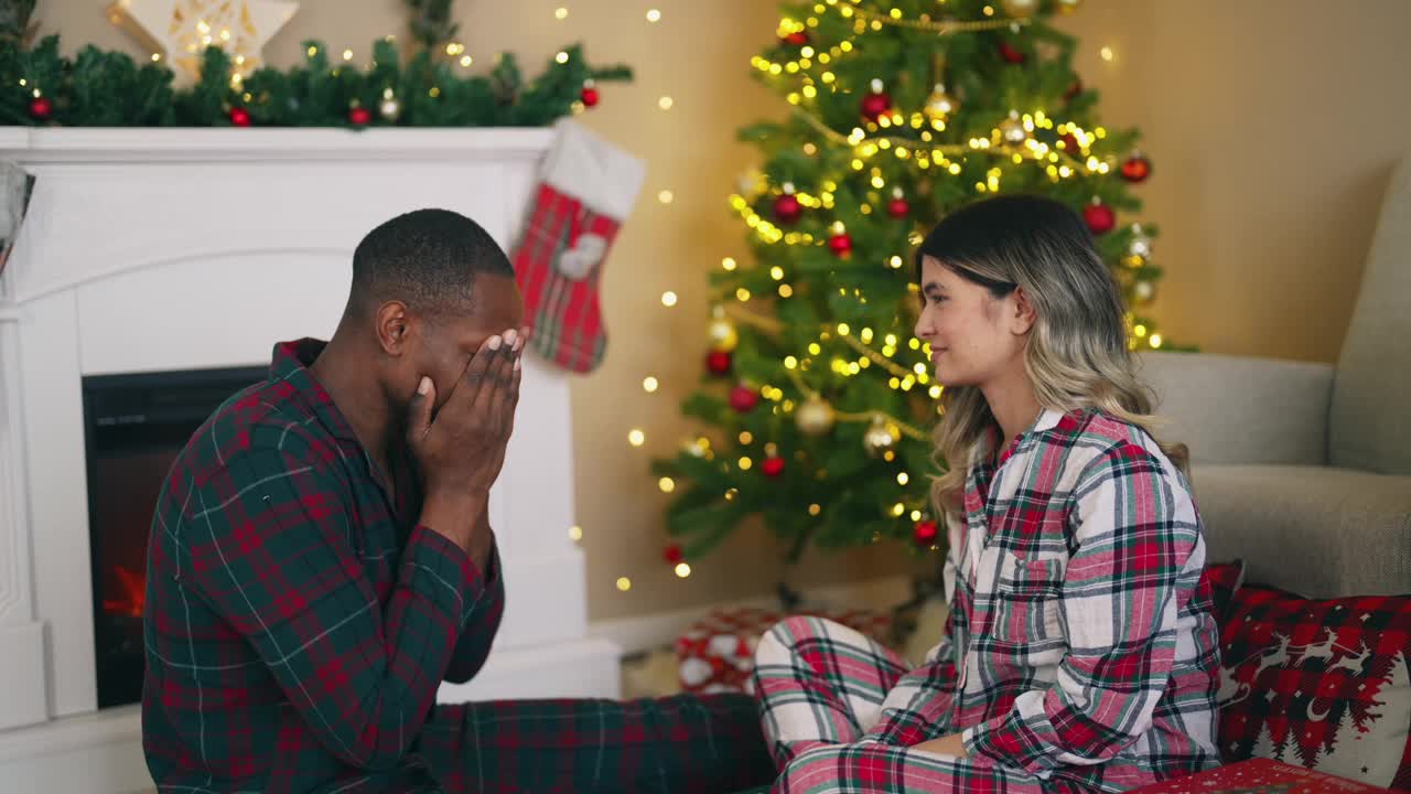年轻夫妇在家里庆祝圣诞节视频素材