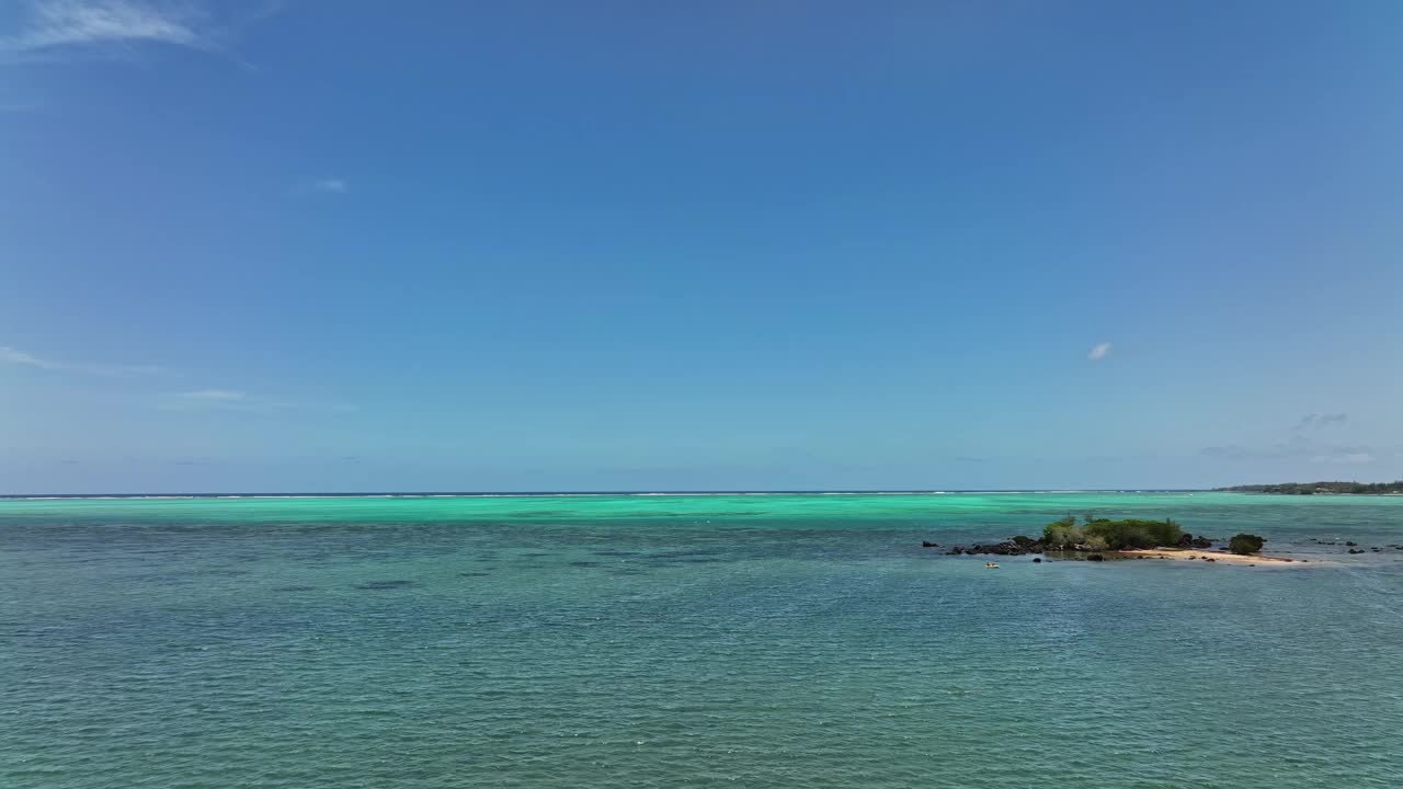 大洋中央的一个岛屿视频素材