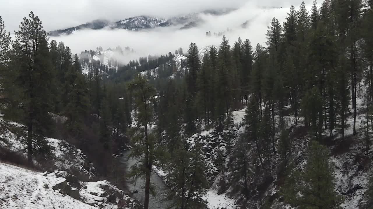 美国爱达荷州博伊西国家森林里的雪山和河流。天线倾斜视频素材