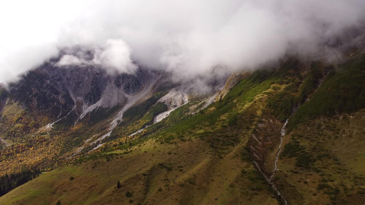 多山鸟瞰图，维也纳，奥地利阿尔卑斯山和森林，滑块，天视频素材