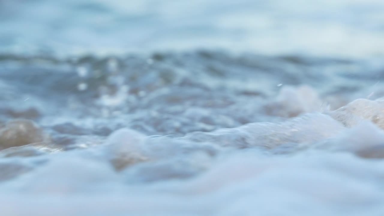 海岸上的海洋泡沫消失了，海洋泡沫的详细纹理。视频素材