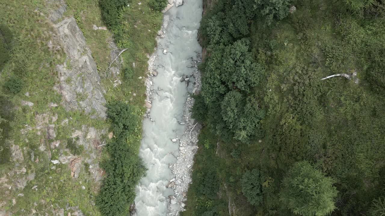 空中俯瞰一条白色高山河流视频素材