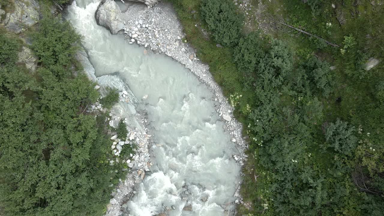 空中拍摄的白色高山河流视频素材