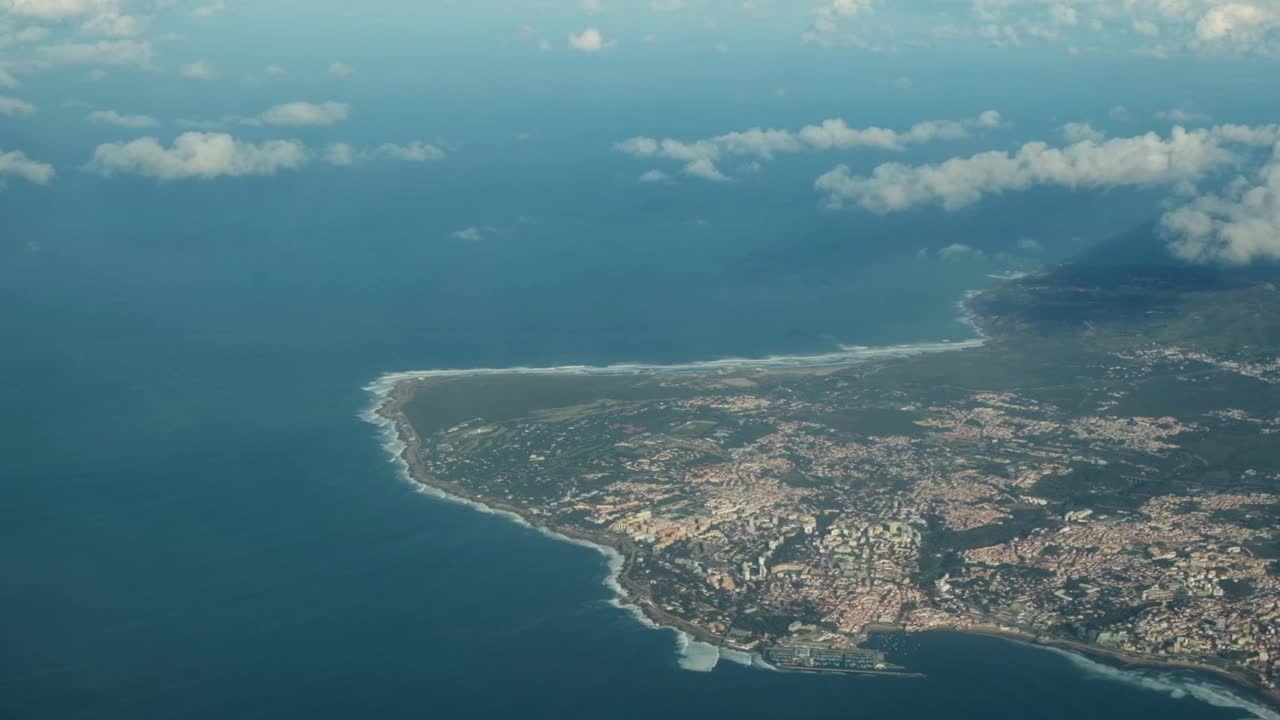 从飞机舷窗看蓝色的海水和乡村风景视频素材