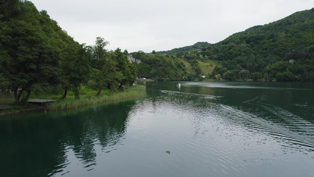 宁静的Veliko Plivsko湖景色在Jajce，波斯尼亚。空中天桥视频素材