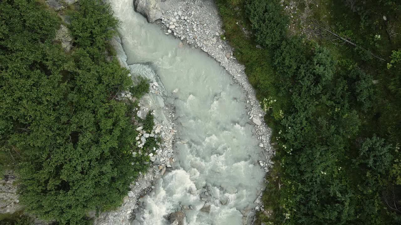 从白色高山河流的航拍放大视频素材