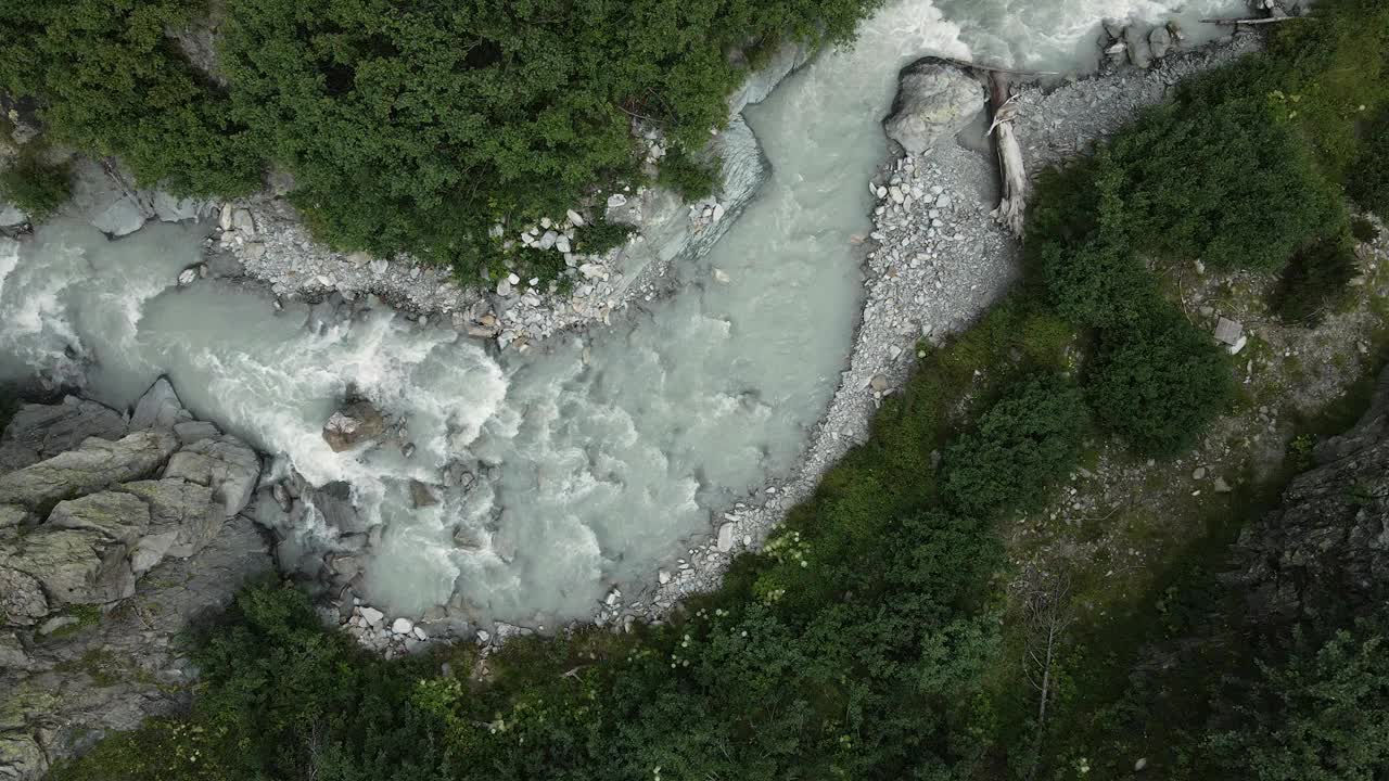 空中拍摄的白色高山河流视频素材