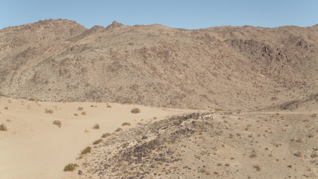 在南加州约翰逊山谷的白色沙丘和沙漠山脉上的航拍视频素材