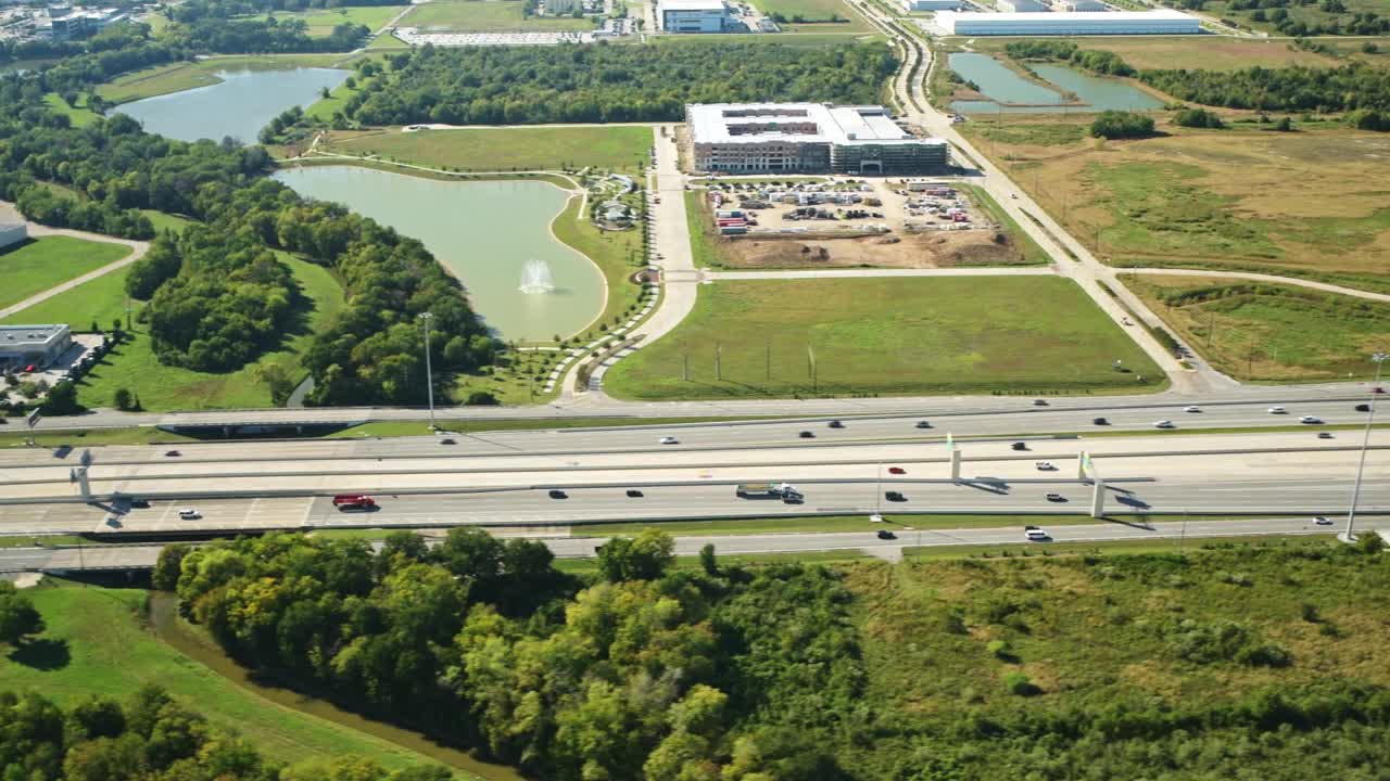 高速公路交汇处架空天线视频素材