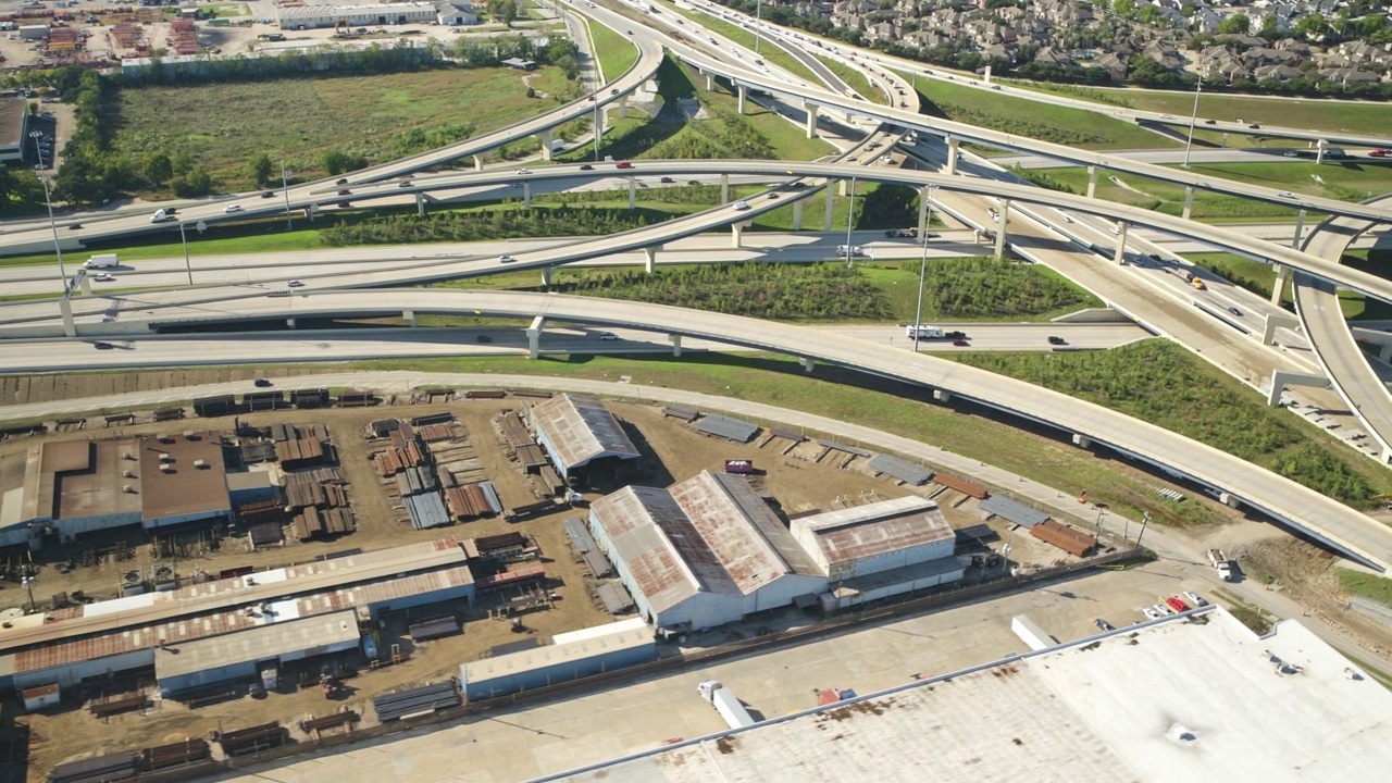 高速公路交汇处架空天线视频素材