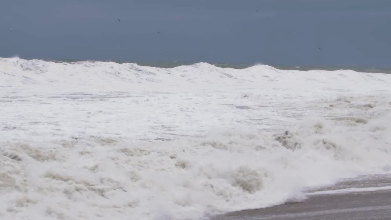 黑海一场令人难以置信的强大风暴中汹涌的巨浪视频素材