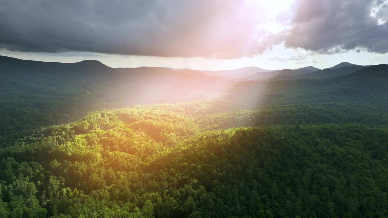 阳光透过云层照射在北卡罗莱纳州阿巴拉契亚山脉的山林上。美丽的自然风光视频素材