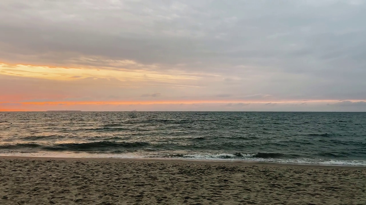 傍晚冲浪和海上日落的全景。很酷的景观。视频素材