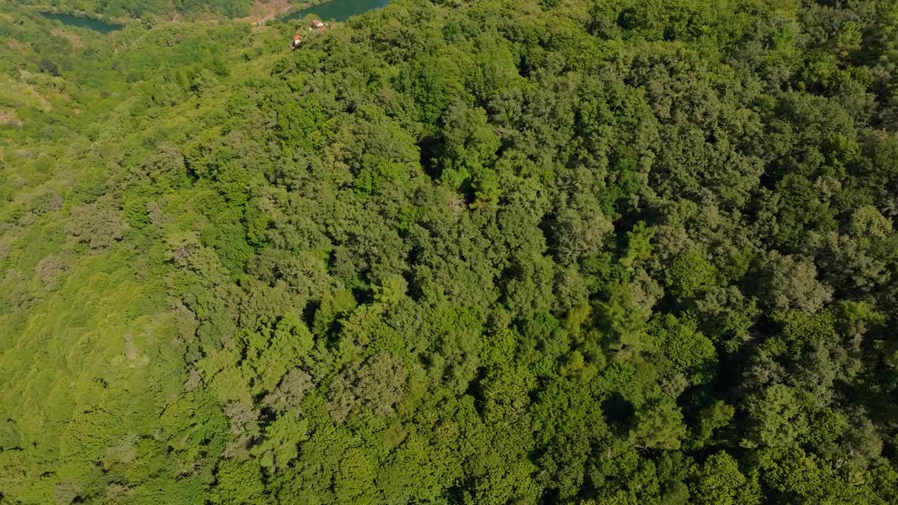 西班牙卢戈的米尼奥河上的索托山村的高空无人机镜头视频素材