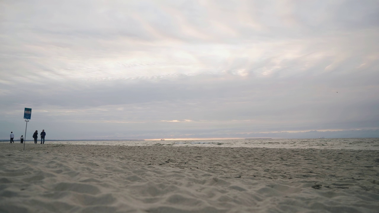 一艘船逆天航行的黄昏海岸的时间流逝。总体景观图视频素材