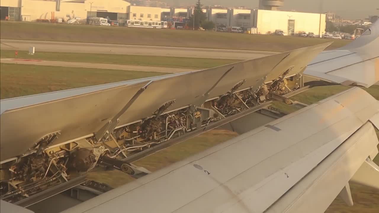 飞机在国际机场降落时的机翼位置。视频下载