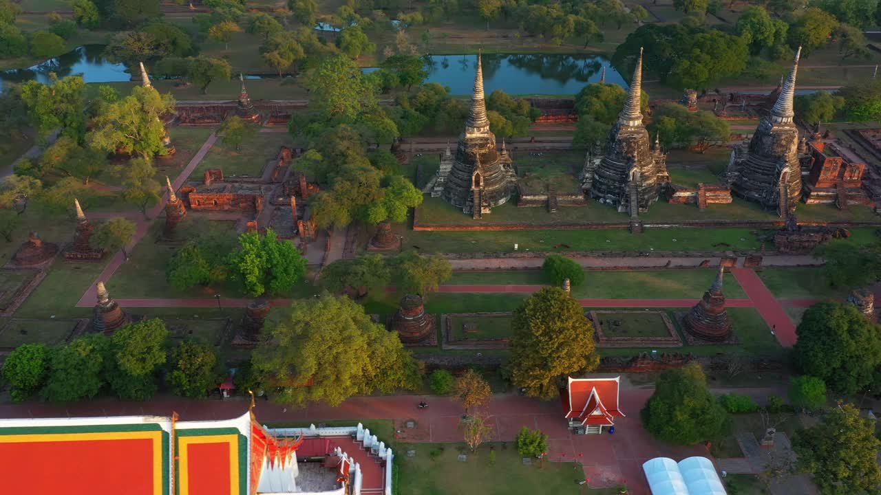 鸟瞰泰国大城府历史公园的寺庙视频下载