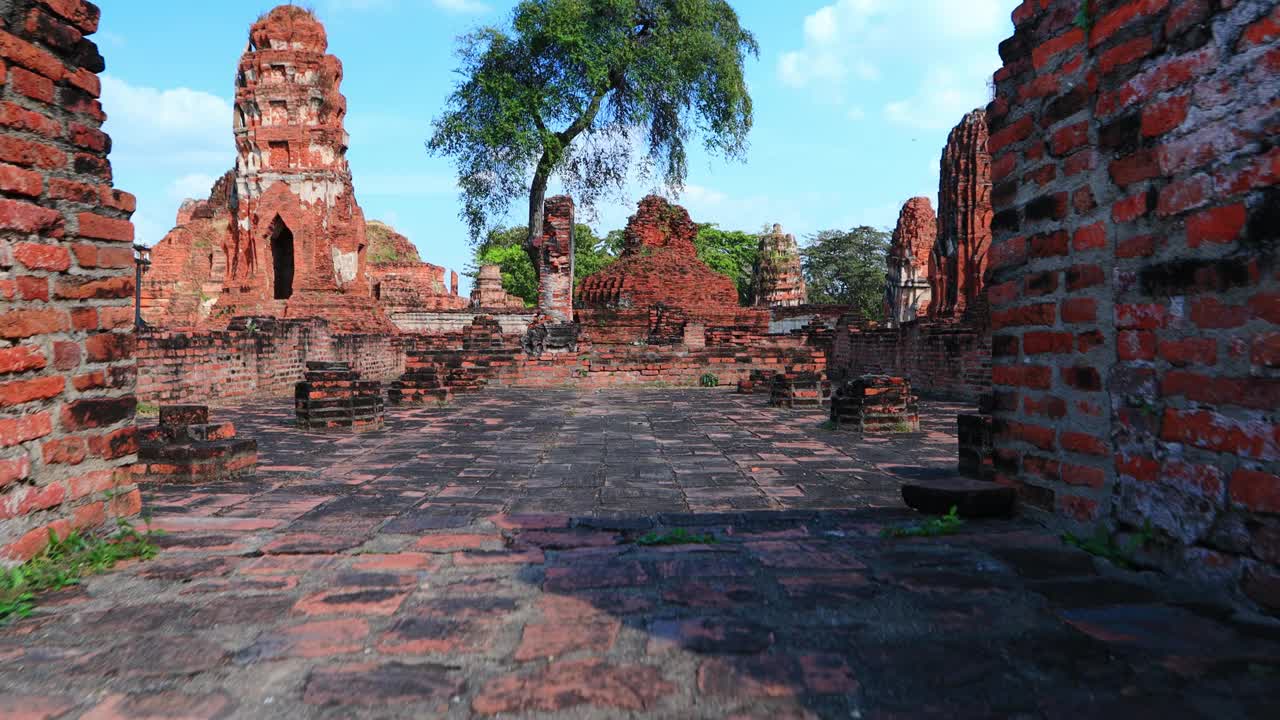 鸟瞰泰国大城府历史公园的寺庙视频下载