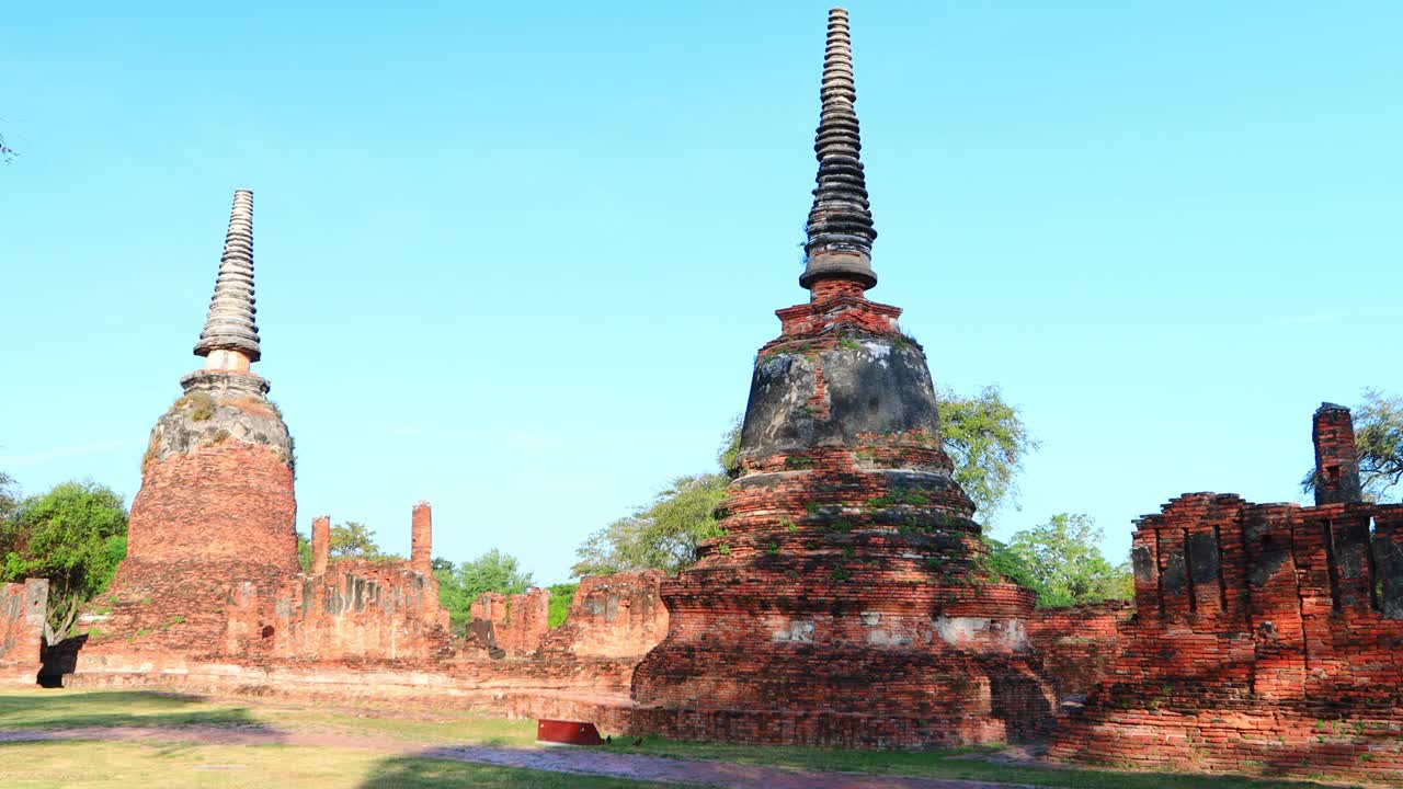 鸟瞰泰国大城府历史公园的寺庙视频下载