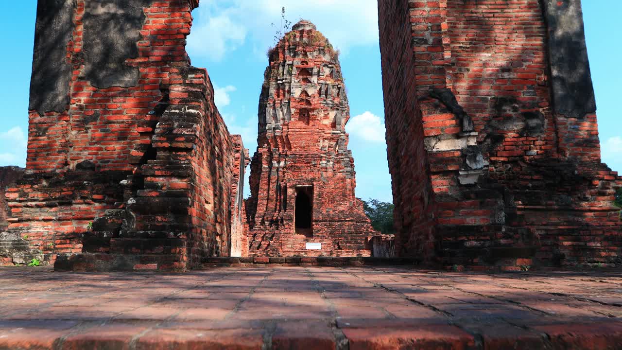 鸟瞰泰国大城府历史公园的寺庙视频下载