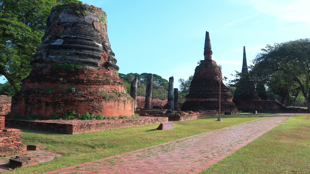 鸟瞰泰国大城府历史公园的寺庙视频下载