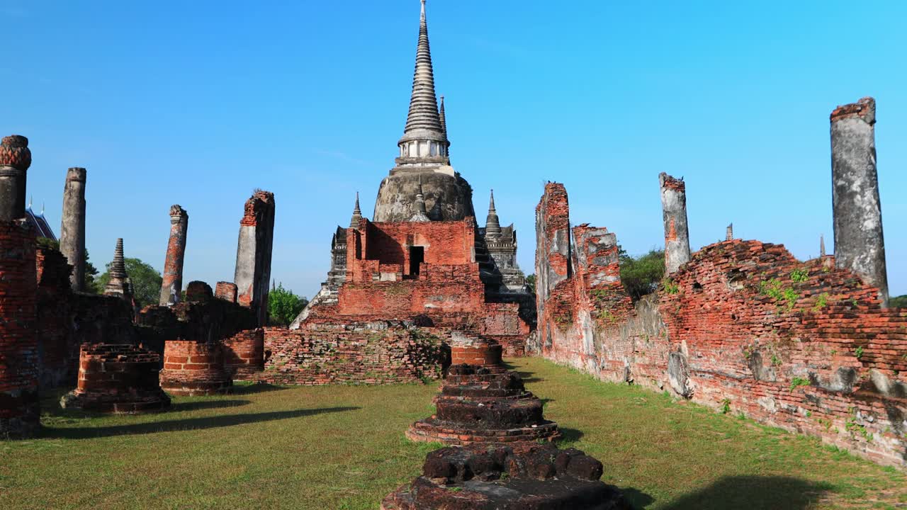 鸟瞰泰国大城府历史公园的寺庙视频下载