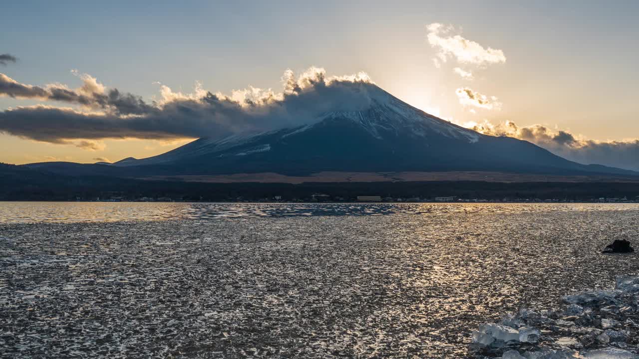 日落时富士山山中湖结冰的时间视频下载