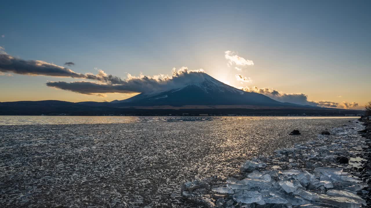 日落时富士山山中湖结冰的时间视频素材