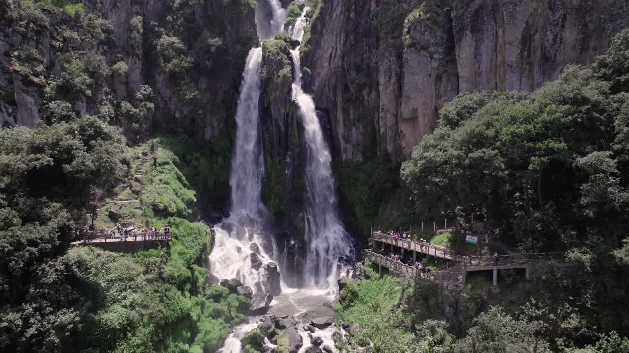 旅游瀑布景点:在普埃布拉，墨西哥，空中无人机观看大自然的辉煌视频素材