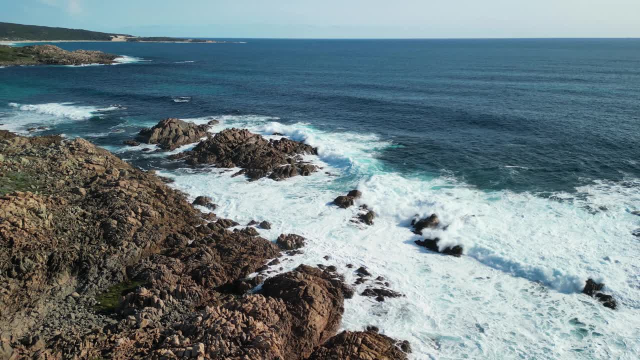 澳大利亚，运河沿岸的海浪冲击着岩石视频素材