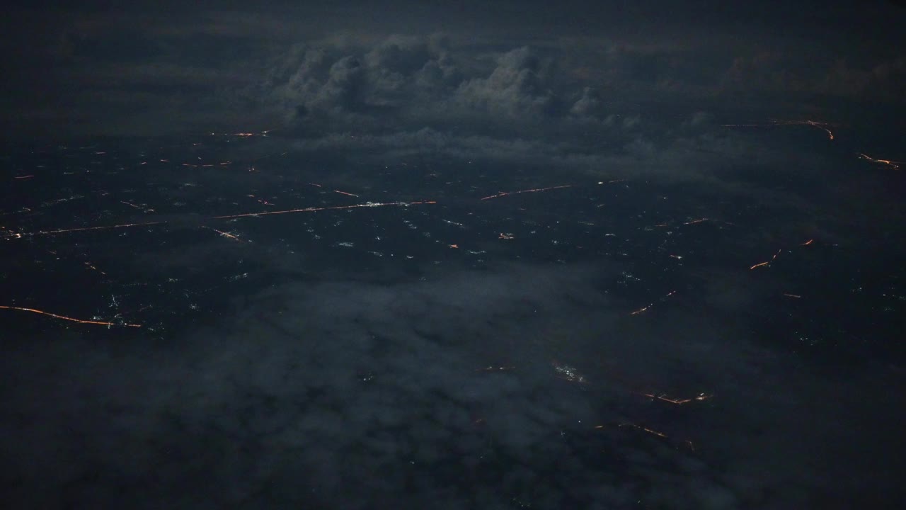 旅行在夜间飞行看着窗口午夜飞行在天空视频素材