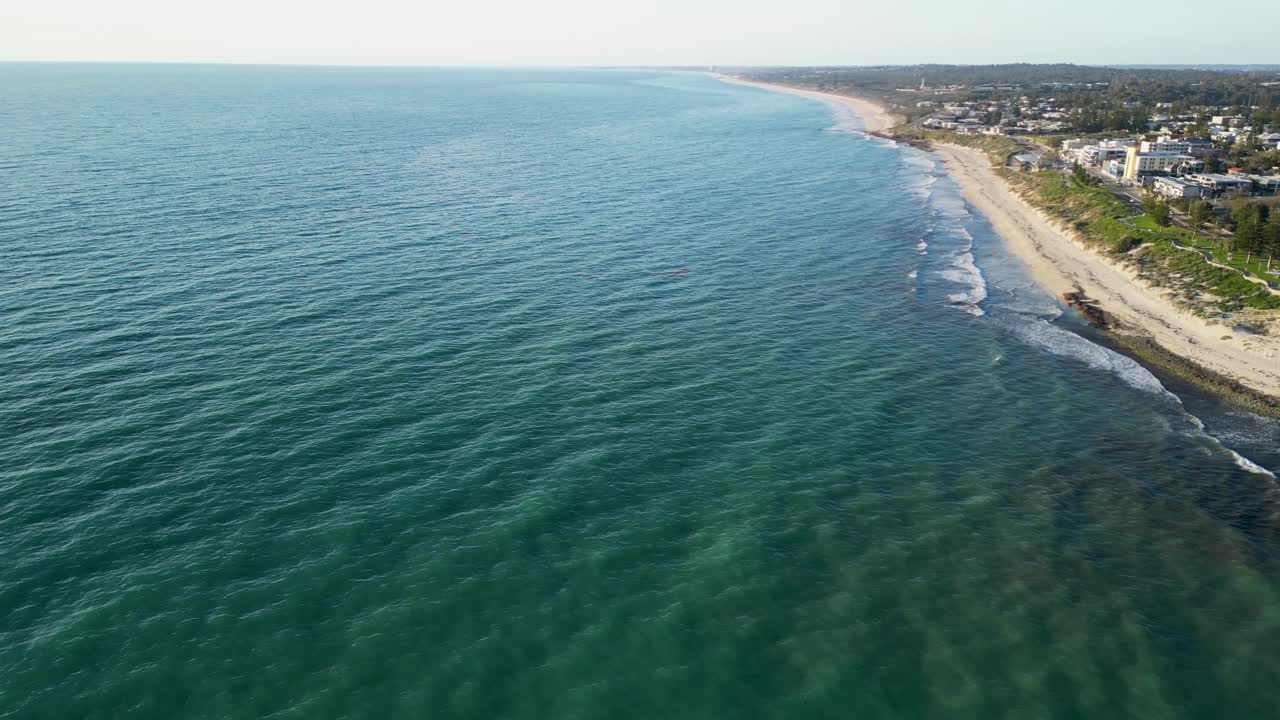 空中科特斯洛海滩珀斯海岸线，澳大利亚视频素材