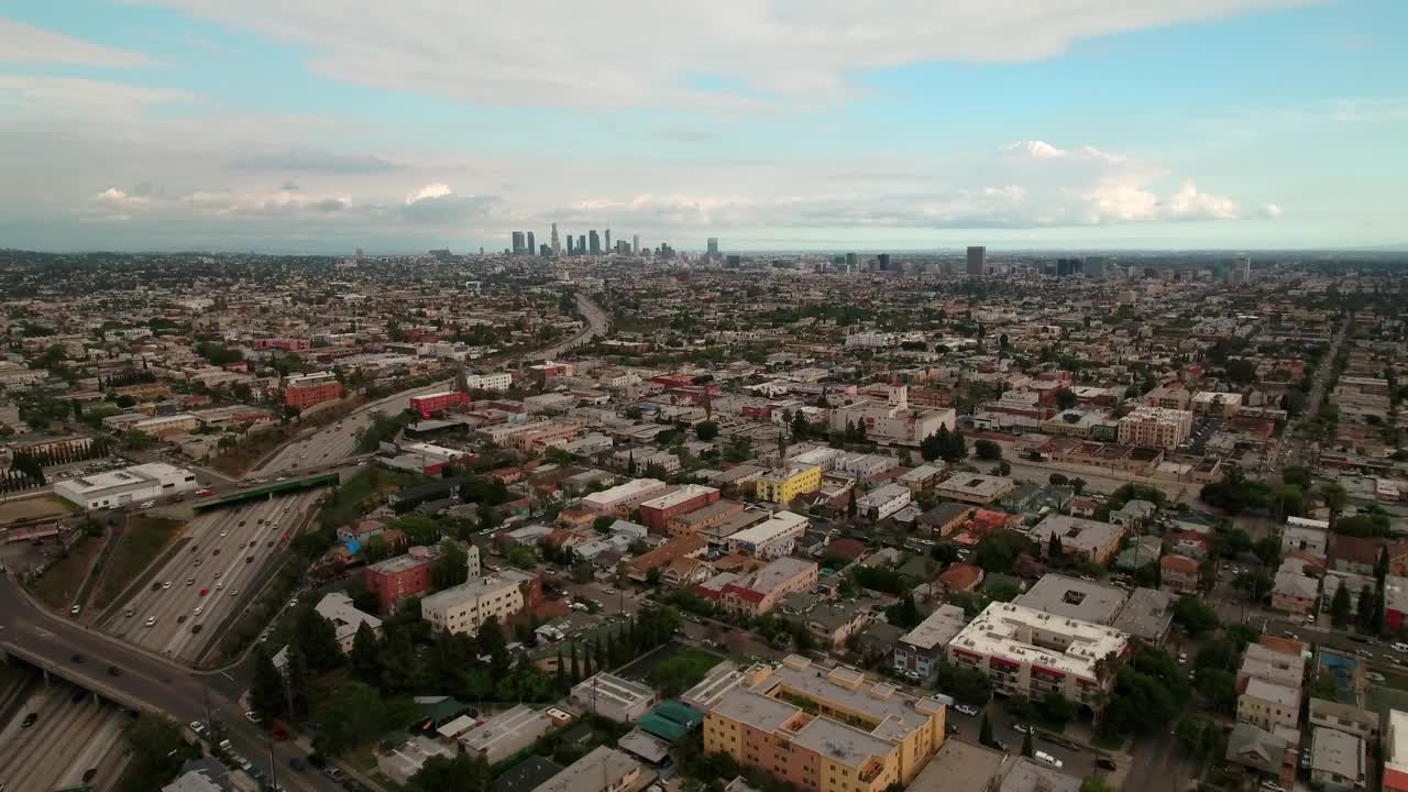 在多云的天空下的住宅现代城市的航拍风景-洛杉矶，加利福尼亚视频素材