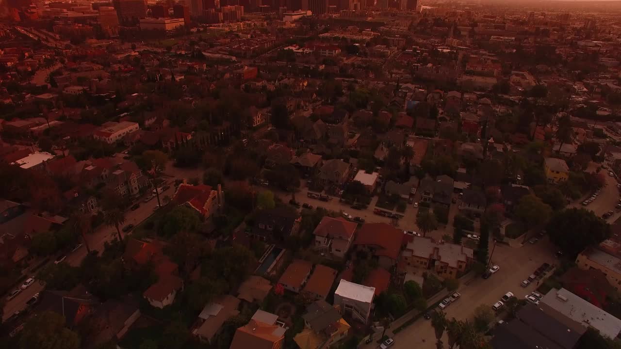 空中向前倾斜风景拍摄现代住宅城市在云层天空下在戏剧性的日落-洛杉矶，加利福尼亚视频素材