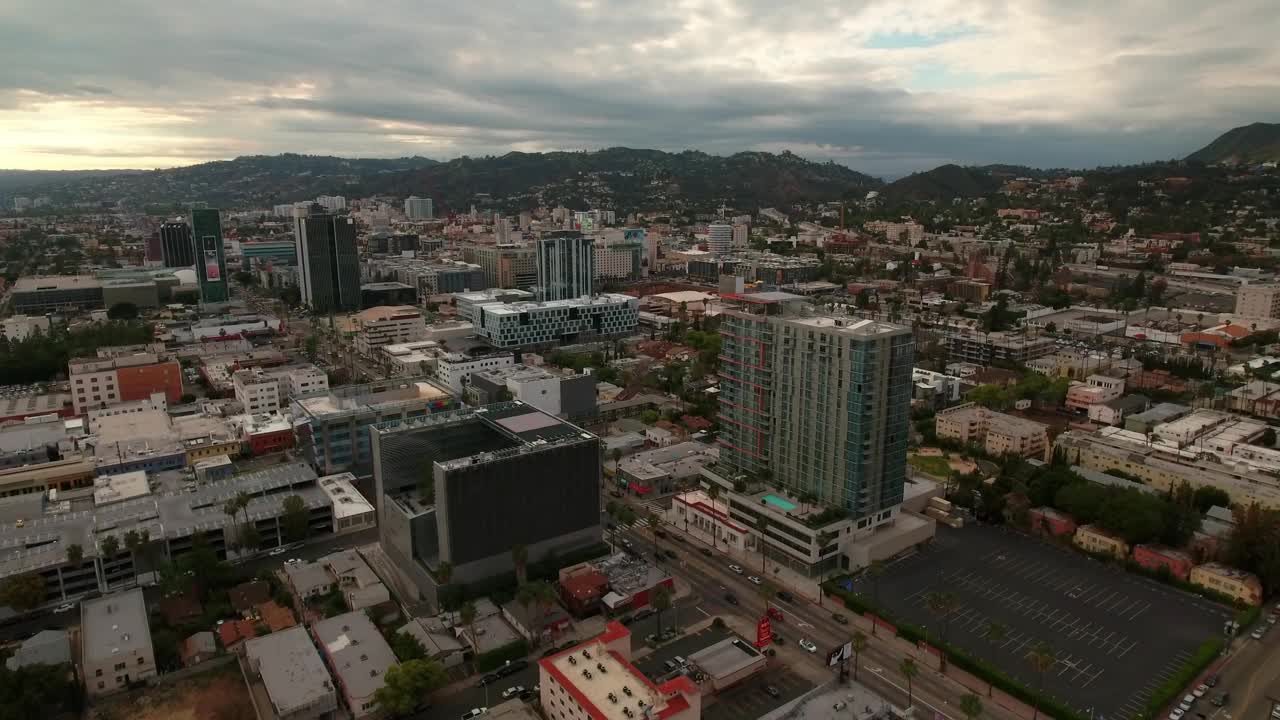 空中向后拍摄的美丽的住宅建筑在城市的山脉在多云的天空下-洛杉矶，加利福尼亚视频素材