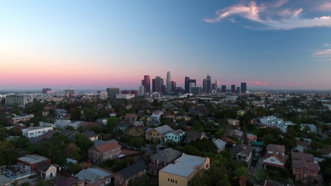 现代金融区的航拍风景，无人机在日落期间向前降落在城市的屋顶上-洛杉矶，加利福尼亚视频素材