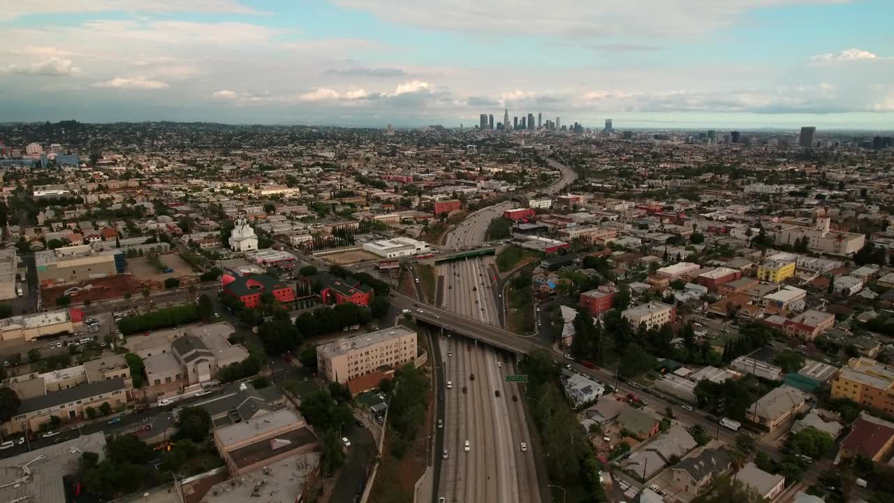 航拍现代建筑在城市，无人机向前飞行的汽车在道路上移动-洛杉矶，加利福尼亚视频素材