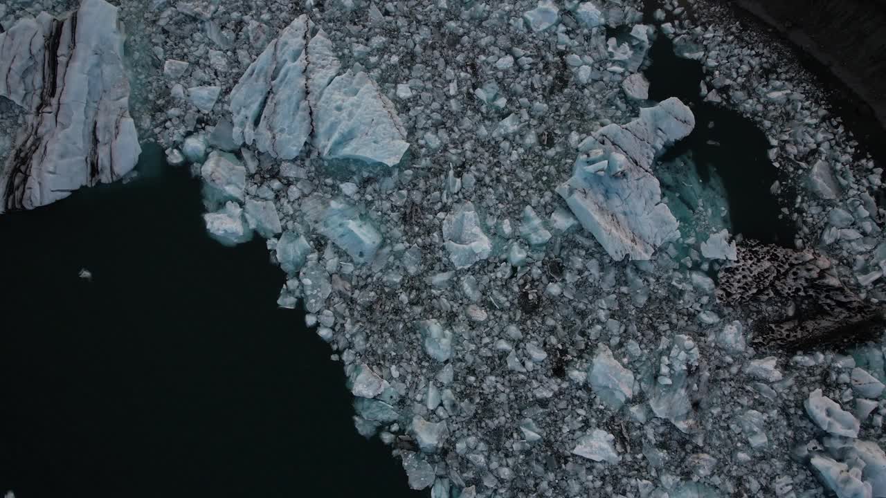 空中旋转下降流行的令人惊叹的冰川湖Jokulsarlon在冰岛视频素材