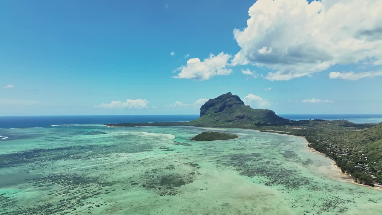 海洋中央热带岛屿的鸟瞰图视频素材