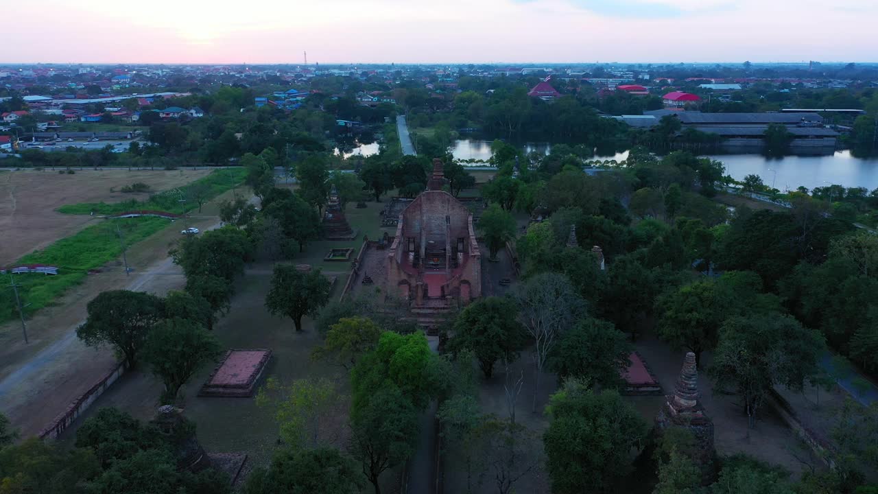 鸟瞰泰国大城府历史公园的寺庙视频下载