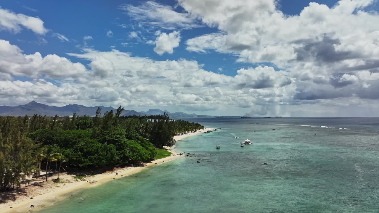 海滩的鸟瞰图，水里有船视频素材