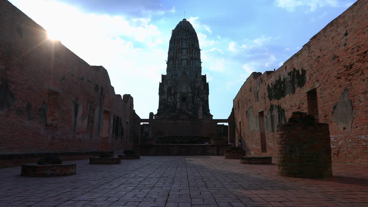 鸟瞰泰国大城府历史公园的寺庙视频下载