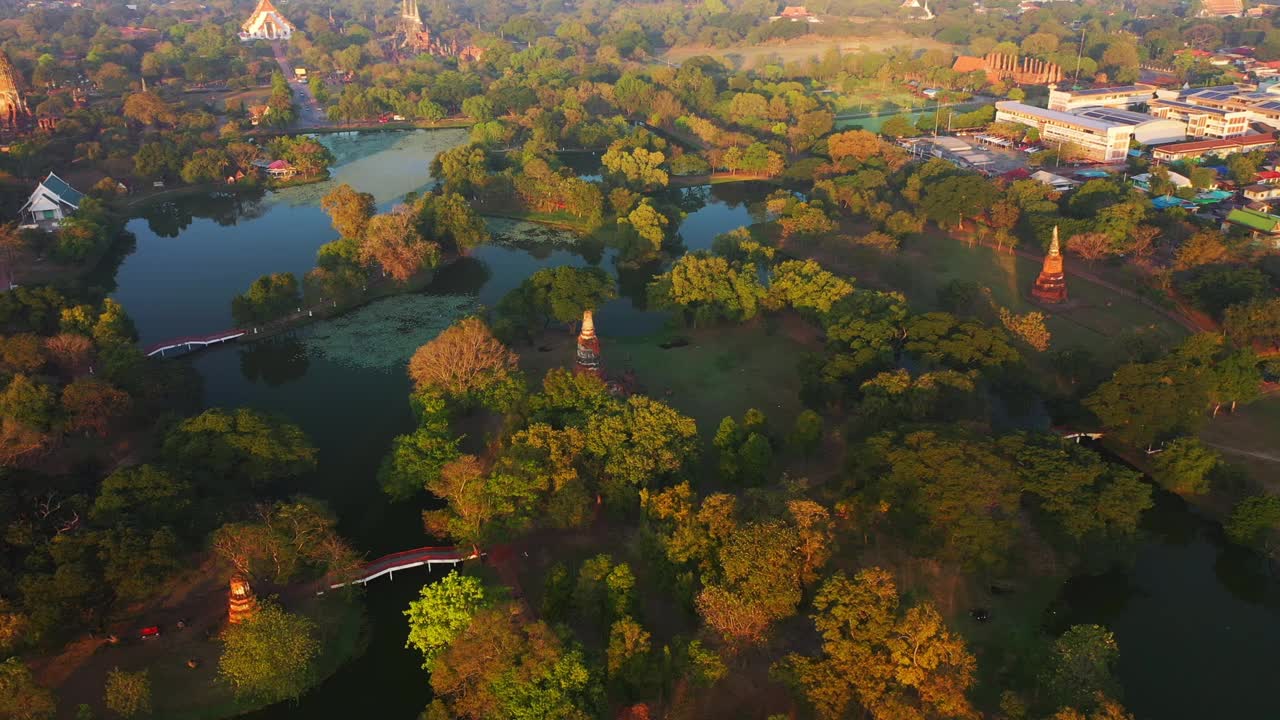 鸟瞰泰国大城府历史公园的寺庙视频下载