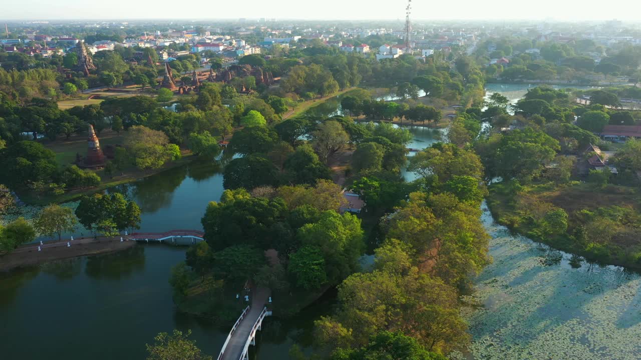 鸟瞰泰国大城府历史公园的寺庙视频下载