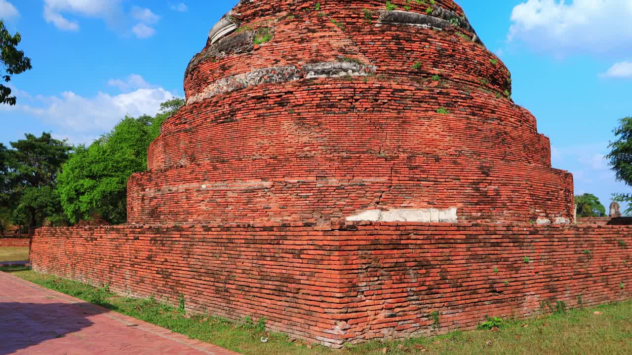 鸟瞰泰国大城府历史公园的寺庙视频下载