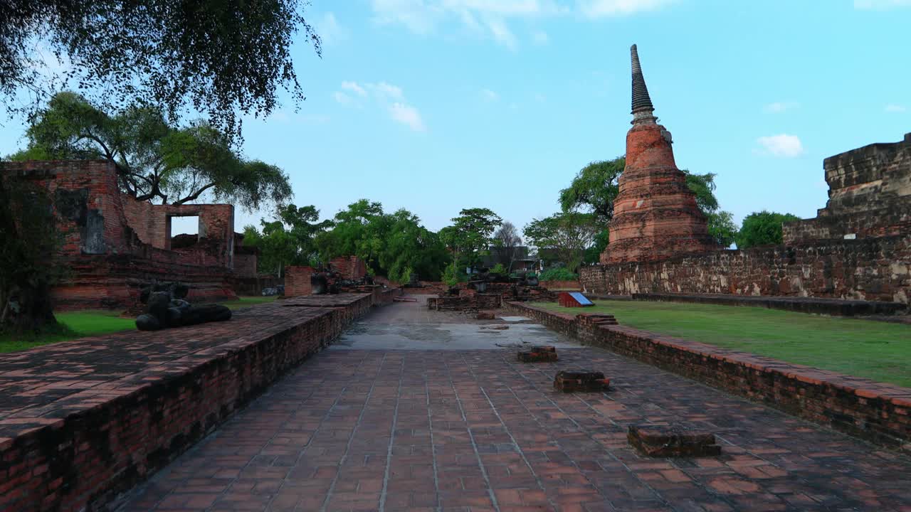 鸟瞰泰国大城府历史公园的寺庙视频下载