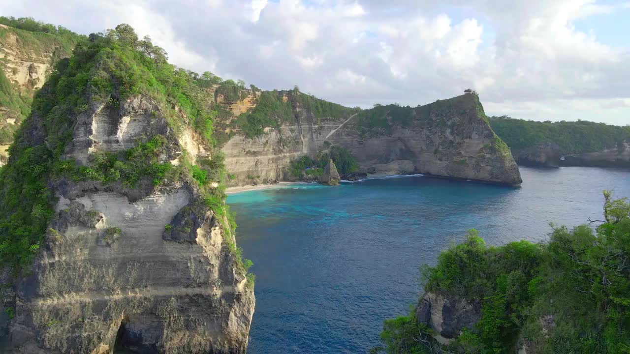 无人机拍摄的印尼巴厘岛努沙佩尼达岛钻石海滩视频素材