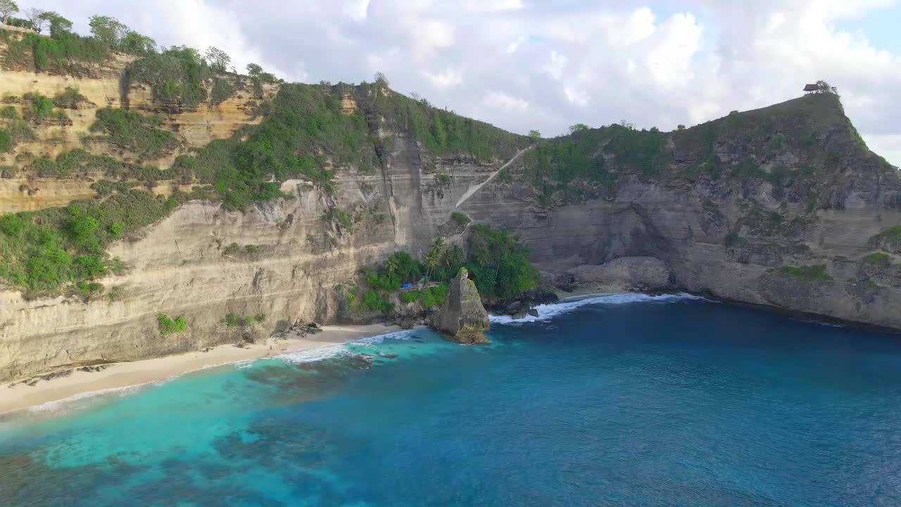 鸟瞰美丽的钻石海滩，努沙佩尼达岛，巴厘岛，印度尼西亚视频素材