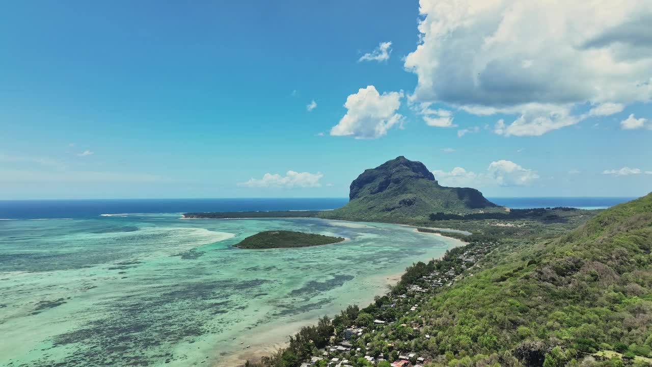 一个热带岛屿的鸟瞰图，背景是一座山视频素材